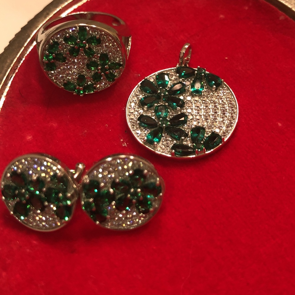 Natural emerald set